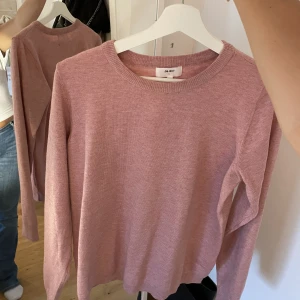 Tröja - Perfekt rosa tröja tills i sommar! Nyskick, endast använt en gång:) Strolek L men mer som M/S