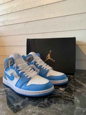Jordan 1 mid universitey blue grey  - Fick dom i present och tycker inte att dom passade min stil riktigt. 10/10 skick, aldrig använda utomhus, bara testat dom hemma inomhus. Riktigt fräscha skor. Bara att fråga om ni undrar något.  Orginal pris: 2999kr
