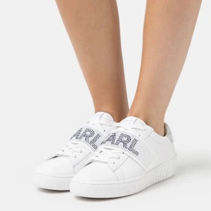  Karl Lagerfeld  - Hej! Jag säljer dessa super snygga Karl Lagerfeldt skorna av anledningen att dom inte kommer till användning. Dom är i väldigt bra skick och inte använda jätte många gånger. Hör av er vid frågor eller andra funderingar💕 Säljs vid ett bra prisförslag.