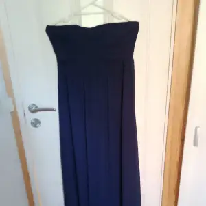 Nästan oanvänd marinblå klänning 