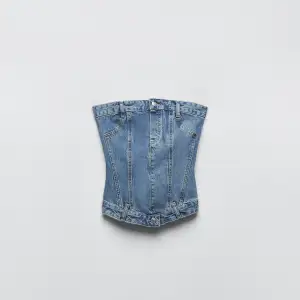 Säljer denna Zara jeans topp i storleken S. Sitter som en korsetttopp. Helt oanvänd endast provad. Säljer då jag inte hann lämna tillbaka den. 