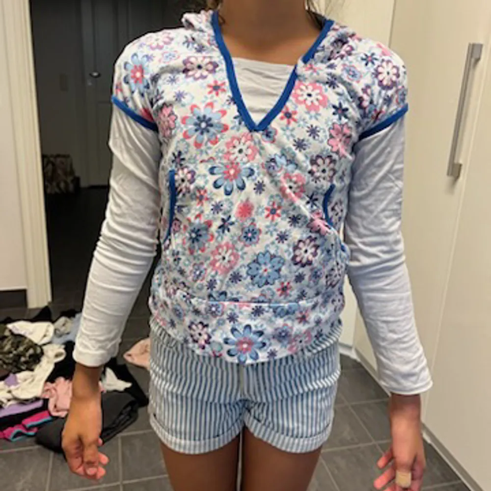 Säljer denna barn tröjan, används hyfsat många gånger men är i bra skick, skriv privat vid mer frågor eller bilder . Hupparit & Collegepaidat.