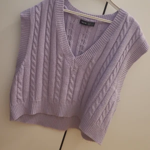 Stickad väst - Säljer min stickade tröja/väst då den skulle komma till mer användning i npgon annans ggarderob. Den är en ärldre modell ifrån shein.