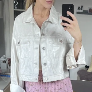 Sølv jakke - Jakke med sølv glimmer i stoffet (Der ses meget lille plet i stoffet, se sidste billede)  Se også mine andre annoncer 