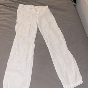 säljer linnebyxor ifrån gina🤍 - jag säljer ett par vita linne byxor ifrån gina tricot då dem är för små, dem har används ett extremt få tal gånger🤍