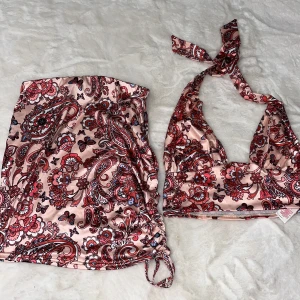 Blommigt set  - Från BOOHOO 