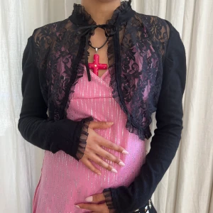 Goth bolero kofta - Prutar ej ned priset. Kofta med spets. Storlek M men borde även passa S (personen på bilden är storlek S). Möts i Stockholm eller fraktar :)