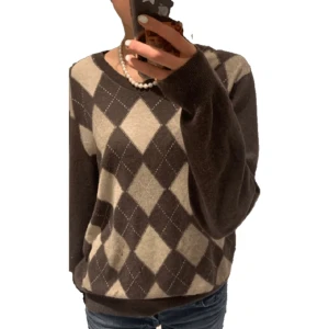 Tröja  - Säljer denna stickade tröja. Supermysig, men den kommer aldrig till användning 