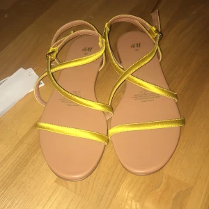 Skor, sandaler - Somriga sandlarer från hm, aldrig använda till och med lappen kvar, säljer då de blev för små innan de han att komma till användning💕 kom gärna med eget prisförslag om ni har det! Ordinarie pris 200kr
