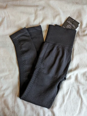 ICIW träningstights  - Säljer ett par träningstights då de passar inte mig.  Nypris= 699kr De är bara testade men annars helt nya.  