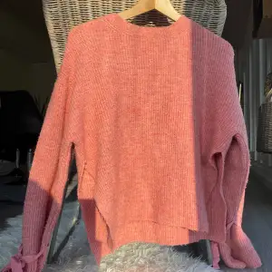 Säljer denna stickade rosa tröja, skriv för frågor✨Ps. fin detalj är att man knyter rosett vid handleden på båda sidorna av tröjan 