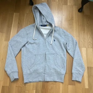 Ralph lauren zip hoodie xs  - Ja säljer min Ralph lauren zip hoodie. Har använt den 2 gånger nu passar dom som har xs. Den har inga hål ingenting helt ny. Ja beställde den från Ralph laurens hemsida för 1 månad sen typ. Kan gå ner i pris 