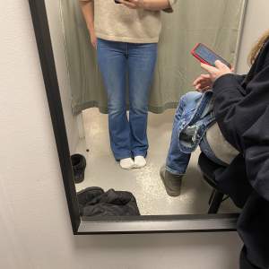 Säljer mina lågmidjade Acne jeans då jag har flera liknande jeans. Säljer dem för 200 inklusive frankt men pris kan diskuteras. Jag är 162 och dem är bra i längden.