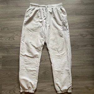 Nike track pants - Vintage Nike track pants. Storlek xl men passar S-M. Bra skick lite slitage. Skriv för frågor eller mått. (Köparen står för frakten)