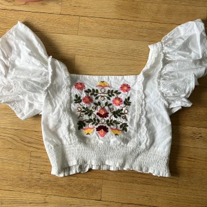 Flower top - Säljer för det passar inte min stil längre. Märke är oklart och passar s-m. Är i en bra skick.