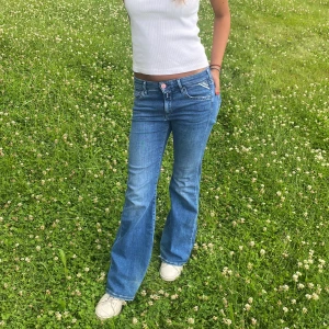 Skit snygga jeans från Replay  - Skit snygga jeans från Replay. Köpt från NK för 1000. Skit bra skick, använd cirka 10 gånger. Skriv privat om fler bilder.