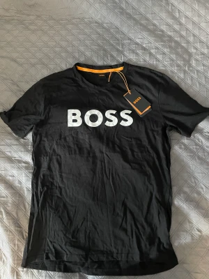 HELT NY HUGO BOSS T-shirt - Säljer denna helt nya boss t-shirten  Kvitto finns