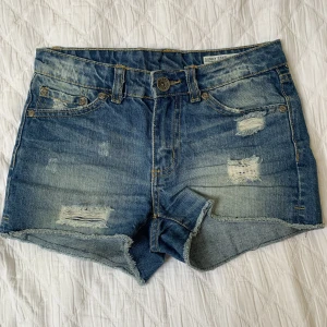Lågmidjade jeansshorts  - Super snygga jeansshorts med låg midja. De är i storlek 150 men passar som xxs. Klicka inte på köp nu utan kontakta mig. 