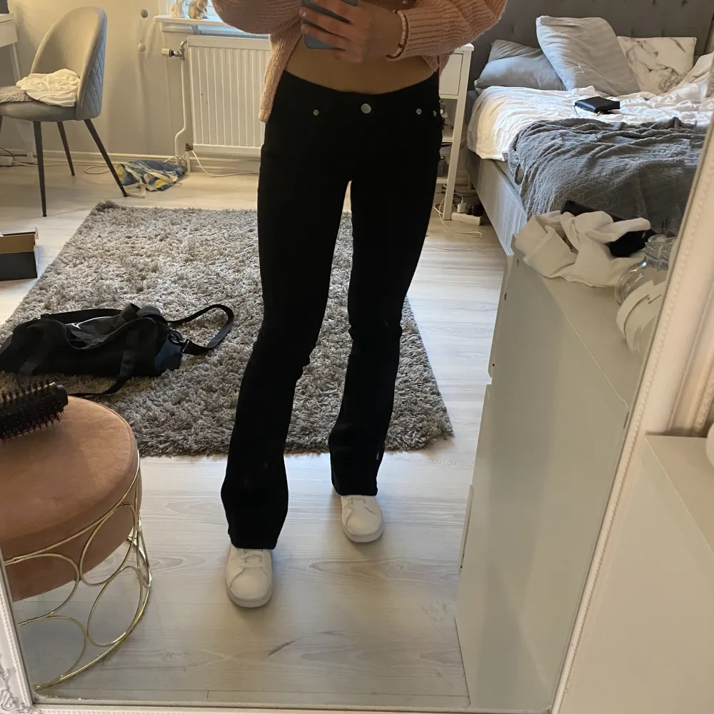 Ett par jätte fina bootcut jeans från Nelly. Sällan använt . Jeans & Byxor.