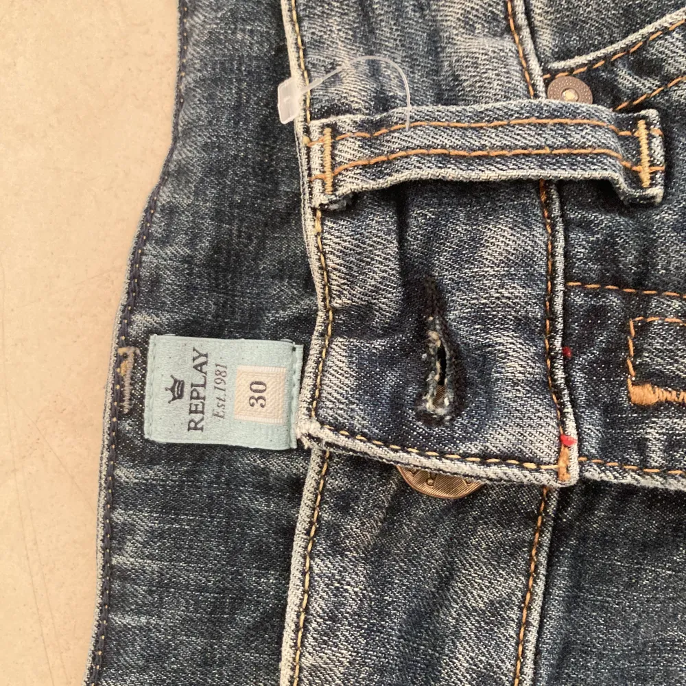 lågmidjade replay jeans, sjukt sexiga men har ej kommit till användning. köpt secondhand.. Jeans & Byxor.