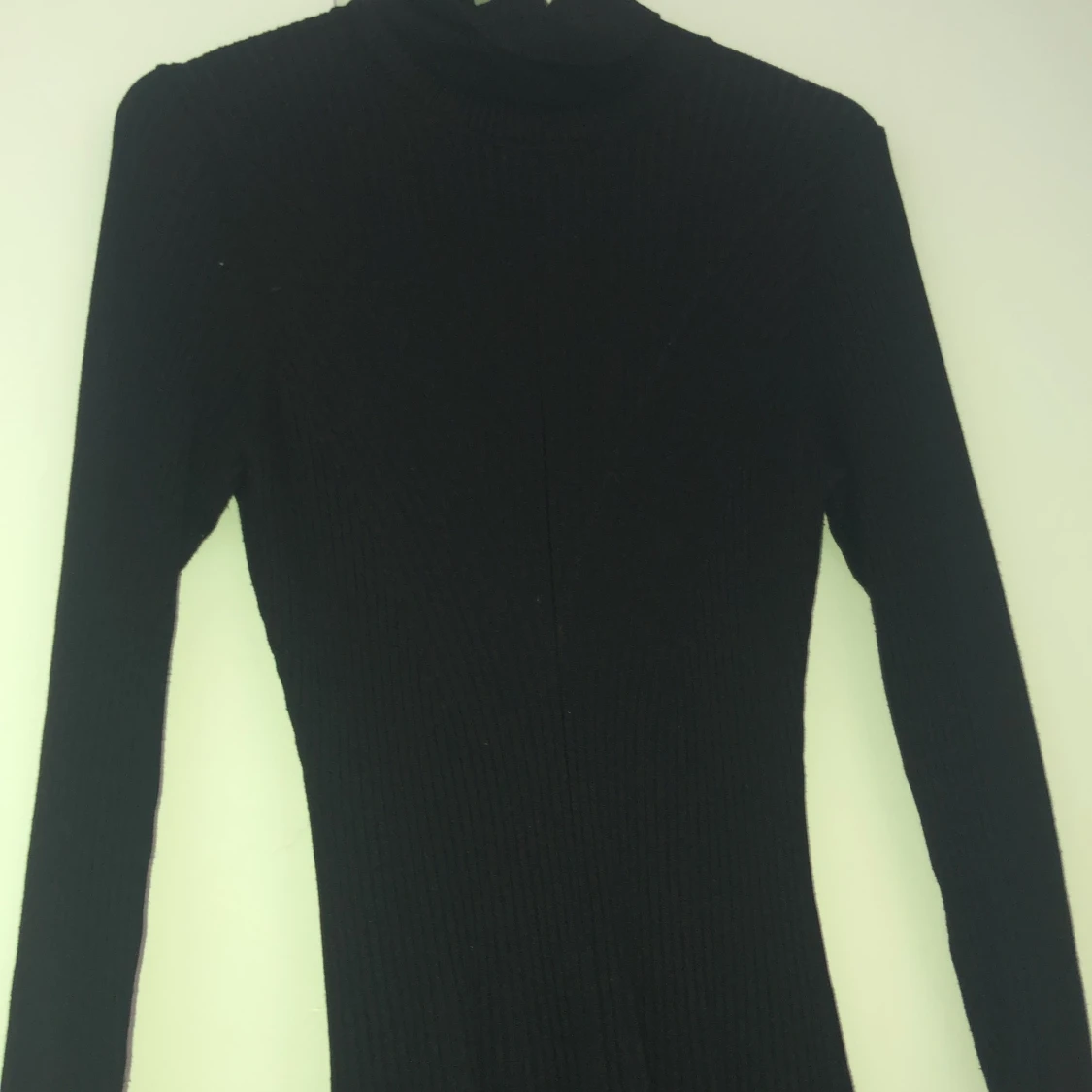 Ribbad svart klänning  - 90