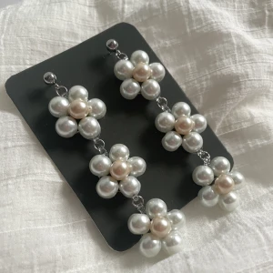 Pärlörhängen blomma  - Helt nya, handgjord av mig! Ca 8cm långa. Stiftet är gjort av rostfritt stål. Örhängena är ganska tunga så håll det i åtanke! 