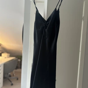 Svart siden klänning - Säljer denna superfina svarta siden klänning från bik bok. Bara använts en gång och är i ett fint skick 💕