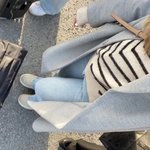 Jeans med slits - Ljusblåa jeans med slits nere vid vristerna från Bikbok! Jättebra skick och hade gärna behållit, mina favoritjeans men har tyvärr blivit för små för mig. Köpt för 599kr. Hör av dig vid visat intresse, svarar snabbt!! 