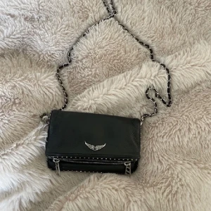 Zadig Voltaire väska - Säljer nu min super fina Zadig Voltaire väska pga att ja inte får användning av den❤️Köpte den i vintras från jackie och den är som ny❤️Har kvitto och allt kvar💗 Har lånat första bilden men fråga privat så kan ja skicka egna bilder på väskan kvitto o mer❤️