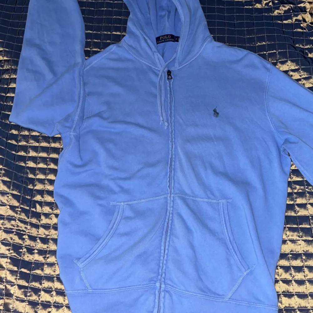 Säljer min Polo Ralph Lauren zip-hoodie med en unik färg. Använd två gånger bara. Nyskick och riktigt fräsch och ovanlig färg. Köpt på AboutYou. Kvitto finns. Nypris 1749 kr. Pris kan diskuteras, dessutom kan priset sänkas vid snabbt köp.. Tröjor & Koftor.