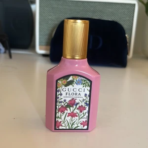 Gucci flora gorgeous gardenia - Säljer denna parfym från Gucci för 350 kr kostar 860 kr ny 💕