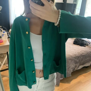 kofta  - grön kofta med guldknappar