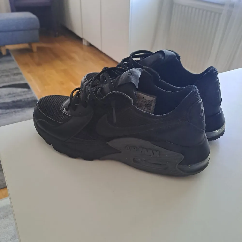 Köpt nyligen i nike, jag har använt den i tre dagar men är inte för mig och därför säljer jag den inga skador. Orginal pris 1349kr.. Skor.