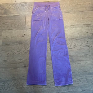 Juicy Couture - Jag säljer mina Juicy Couture byxor som knappt kom till användning, rätt så nytt skick och tvättade fåtal gånger med riktigt bra passform, finns ett minimalistiskt hål på baksidan som knappt syns, men annars inga defekter. Inköpt för runt 1200 kr