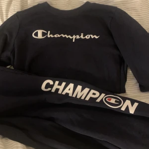 Champion - Champion sett för endast 250 kr. Kläderna har gått och blivit för små för mig men annars är det inga problem på de 🌸 Tröja strl - S Byxor strl -M Mörkblå färg