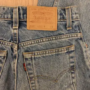 Vintage levis jeans som är för fina😍 Innerbenslängd-73
