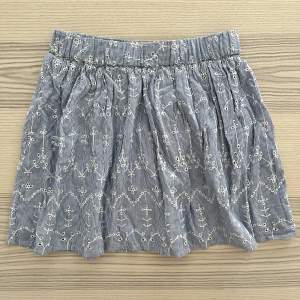 Söt och somrig kjol från Vila med två lager tyg. Har sytt upp kjolen så den är kortare än vid köp. Normal i storleken. Använd några gånger men fortfarande i perfekt skick! 🤍