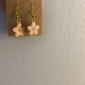 Örhängen - 2 par örhängen. Ett par med rosa blommor och ett par med gröna fjärilar.