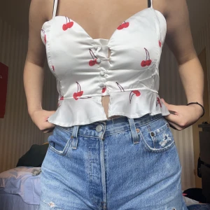 Vit topp med körsbärsmönster - denna är jättefin men jag använder den inte, tyvärr. köpt på någon hemsida (liknande yesstyle) för 2 år sedan🥰på bild tre kan man se lite små lösa trådar, jag fixar självklart detta innan det skickas iväg! Fint skick annars🥳