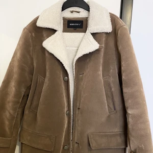 Vintage vinter kappa! - Super snygg lång, vintage vinterkappa i storlek XL. Jackan är tillför män, men i och med den könsneutrala formen, anser jag den vara unisex 💞skicka gärna meddelande om du har frågor eller vill ha fler bilder 🩷  Frakt ingår i priset!