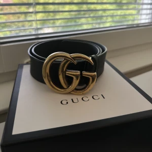 Gucci bälte  - Klassiskt Gucci bälte som jag tyvärr inte har användning för och säljer därför vidare. Kommer med sin original låda. Pris kan diskuteras vid snabb affär 