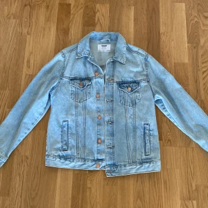 Jeans jacka bershka  - En fräsch jeans jacka från bershka som är oanvänd. Storlek S