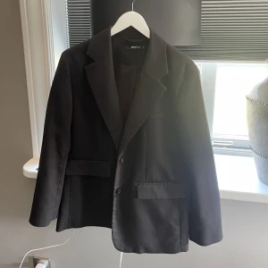 Svart kavaj - Nyskick från Gina, storlek S men passar både liten M och XS