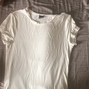 Vit t-shirt - Vit stretchig tröja från gina tricot, obetydligt använd.