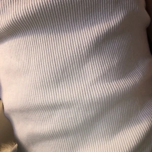 Den här tröjan är sååå himla fin men den hade gått sönder dr i back men tänker inte på det men bara så ni vet👌🏼❤️‍🔥😽 - Den här tröjan skulle jag säga är lite Stockholmsstill och preppy på samma gång men den är så himla fin😽den här toppen väldigt ljus blå och fin❤️‍🔥