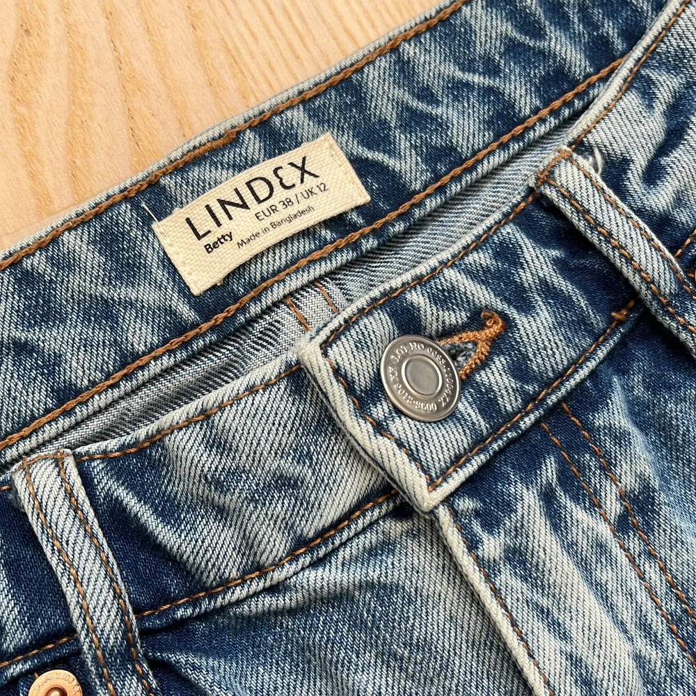 Ljusblå jeans från Lindex i modellen Betty. De är använda ett fåtal gånger och i väldigt bra skick, men har ett litet hål under bakfickan.. Jeans & Byxor.