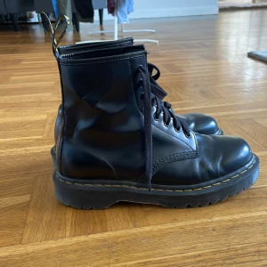 Dr.martens 25345 - jag säljer nu mina dr martens då jag tröttnat och behöver pengar. De är använda i 2 månader och ser i princip nya ut. Det ända skadan är lite på framsidan då det har creasat lite. Skriv om ni vill ha straight lased eller vanligt så kan jag fixa. 