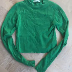 Snygg grön tröja i bra kvalitet. Har bara provat en gång, dvs nyskick :) den är mer ”limegrön i verkligheten” XD men snygg och sitter bra på