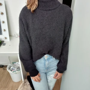 Alpackatröja - Skitsnygg svart alpackatröja med polokrage. Köpt här på plick för länge sedan, har använts några gånger 🫶🏻