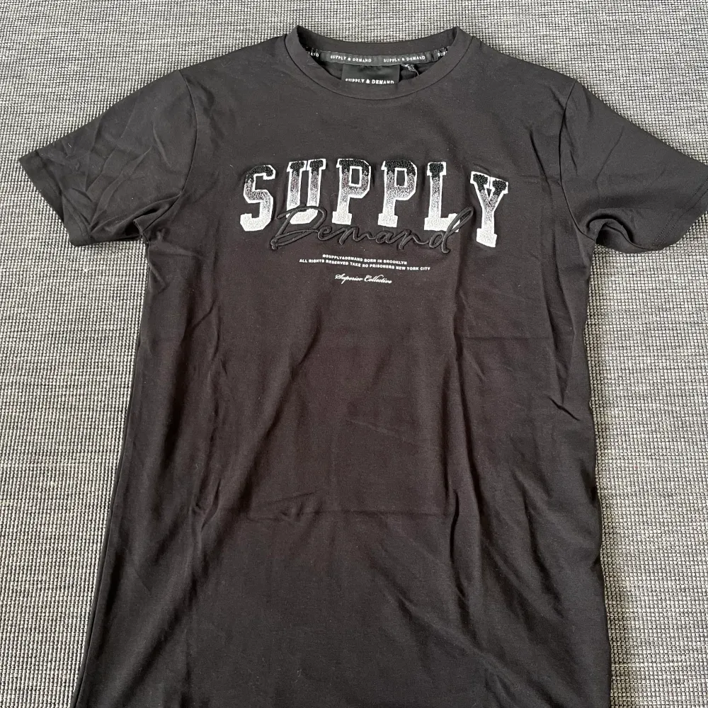 Helt ny Supply Demand tröja. Aldrig använd prislapp kvar. Kontakta innan du köper. Är 165 och den passar perfekt. Går att ha om man e längre också. T-shirts.